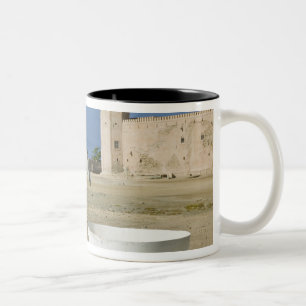 Oman, Region Dhofar, Mirbat. Große Wasser Karaffe Zweifarbige Tasse