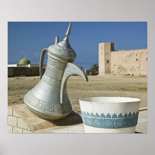 Oman, Region Dhofar, Mirbat. Große Wasserkaraffe Poster (Vorne)