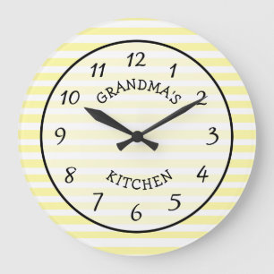 Oma's Kitchen Yellow and White Stripe Clock Große Wanduhr