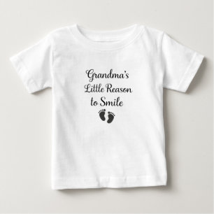 Omas kleiner Grund zum Lächeln Baby-Body Baby T-shirt