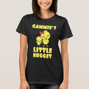 Omas kleines Hähnchen-Nugget zum Muttertag T-Shirt