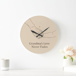 Omas Liebe vergeht nie Minimalistische Familieni Große Wanduhr