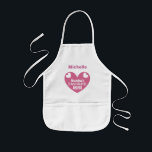 Oma's Lieblingshelfer mit Name PINK Herz V1B Kinderschürze<br><div class="desc">Oma's Favorite Helper mit Name PINK Heart V1B Dieses herzhafte Design ist niedliche Schürze für Ihren Lieblingshelfer in der Küche! Fügen Sie den Namen des kleinen Helfers hinzu! Text ist anpassbar, damit Sie sagen können... was auch immer!</div>