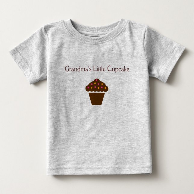 "Oma's Little Cupcake" - bezauberndes Babyoutfit Baby T-shirt (Vorderseite)