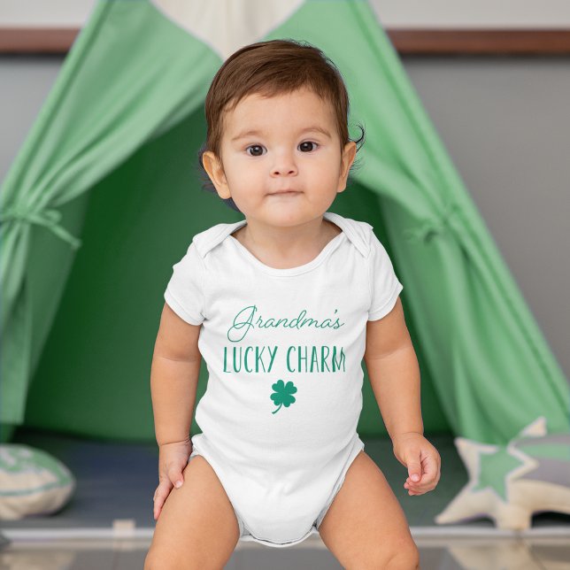 Oma's Lucky Charm | Niedlicher St. Patrick's Day Baby Strampler (Von Creator hochgeladen)