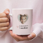 Oma's Sunshine Tasse - Personalisiert Pink<br><div class="desc">Brighten Sie den Morgen von Oma mit diesem süßen und sonnigen personalisierten Schlamm! Mit einem individuellen Foto ihres Enkels in einem Herzrahmen und der Botschaft "Oma’s Sunshine" ist diese weiche rosa Kaffeetasse der perfekte Weg, ihr zu zeigen, wie sehr sie geliebt ist. Ideal zum Muttertag, zum Geburtstag, oder nur weil...</div>