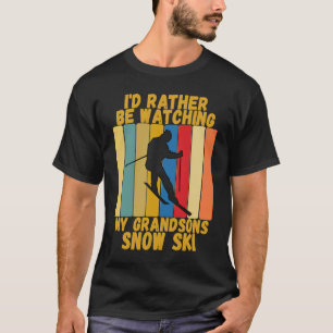 Omas und Opas schauen Enkeln beim Schneeschuhfahre T-Shirt
