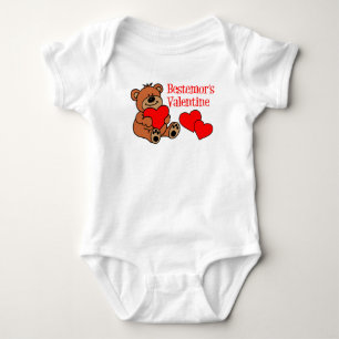 Omas Valentinscartoonbär und Herzen Baby Strampler