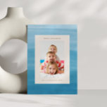 Ombre Dip Dye Ocean Blue Hanukkah Foto<br><div class="desc">Feiern Sie Hanukkah im Stil mit dieser maßgeschneiderten Foto-Urlaubskarte mit einem Ozeanblau-Farbtupfer im Ozean. Die gelungene Farbenmischung schafft einen modernen und eleganten Rahmen für Ihr Lieblings-Foto und macht es zum idealen Ort, um während des Festes der Lichter warme Wünsche und Freude zu vermitteln. Personalisieren Sie es mit Ihrer Nachricht für...</div>