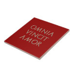 Omnia Vincit Amor Fliese<br><div class="desc">Fliese mit Omnia Vincit Amor lateinischem Motto in den goldenen Buchstaben 3d</div>