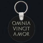 Omnia Vincit Amor Schlüsselanhänger<br><div class="desc">Schlüsselanhänger mit lateinischem Motto Omnia vince amour</div>