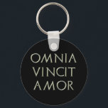 Omnia Vincit Amor Schlüsselanhänger<br><div class="desc">Schlüsselanhänger mit lateinischem Motto Omnia vince amour</div>