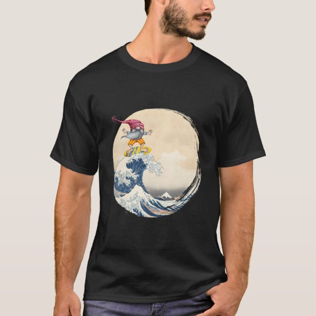 On Back Surfing Gnome Riding Great Wave Off Kanaga T-Shirt (Vorderseite)