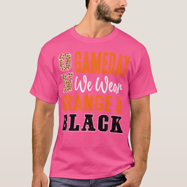On Gameday Football We Wear Orange And Black Schoo T-Shirt (Vorderseite)