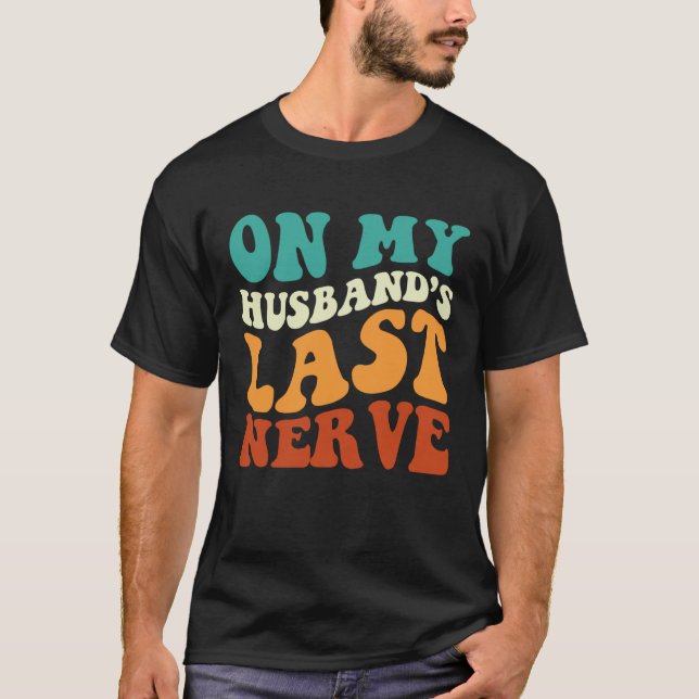 On My Husband's Last Nerve Saying Retro Groovy App T-Shirt (Vorderseite)