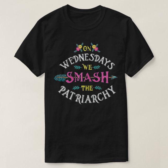 On Wednesdays We Smash he Patriarchy  Feminist  T-Shirt (Design vorne)