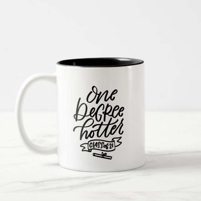 One Degree Hotter 2021 Handschrift Zweifarbige Tasse (Links)