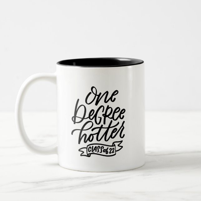 One Degree Hotter 2022 Handschrift Zweifarbige Tasse (Links)