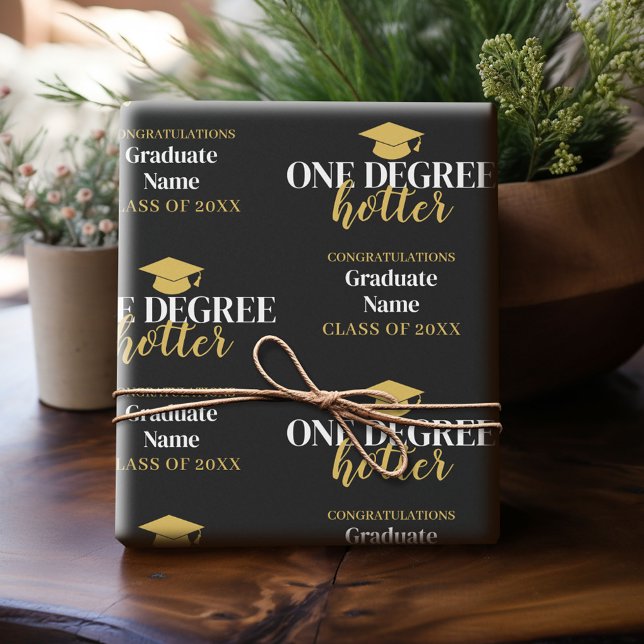 One Degree Hotter - Black Gold Abschluss Script Geschenkpapier (Custom Graduation Wrapping Paper)