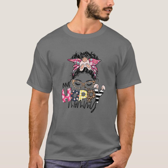 One Hoppy Mommy Leopard Messy Bun Bunny Mommy East T-Shirt (Vorderseite)