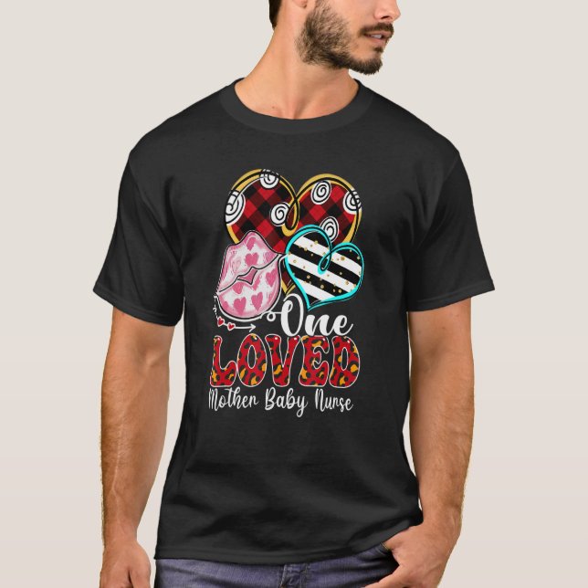 One Loved Mother Baby Nurse Kissing Heart Valentin T-Shirt (Vorderseite)