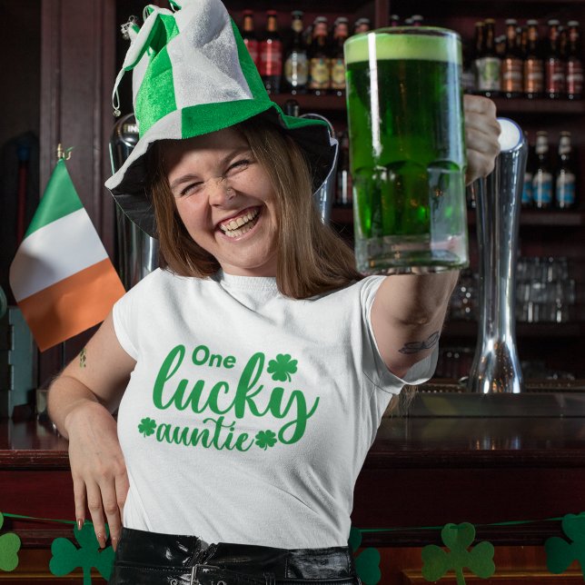 One Lucky Auntie Funny St Patrick Day T-Shirt (Von Creator hochgeladen)