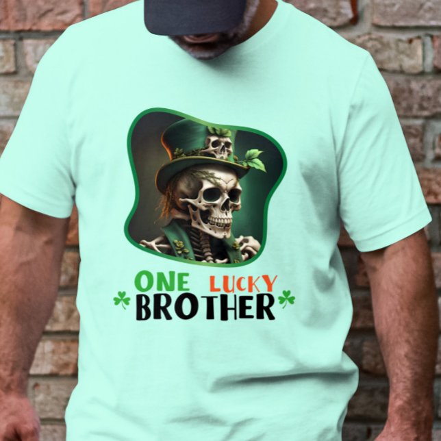 One Lucky Brother - schimmerndes Kleeblatt T-Shirt (Von Creator hochgeladen)
