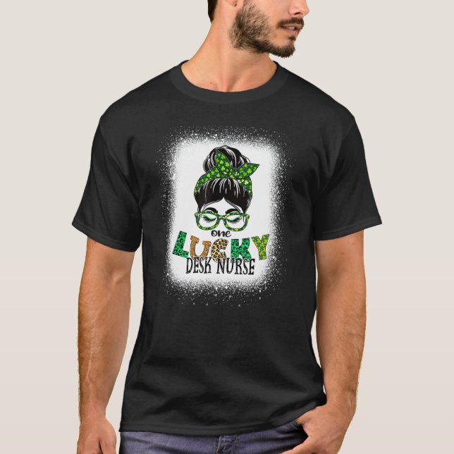 One Lucky Desk Nurse Bleached Messy Bun St Patrick T-Shirt (Vorderseite)