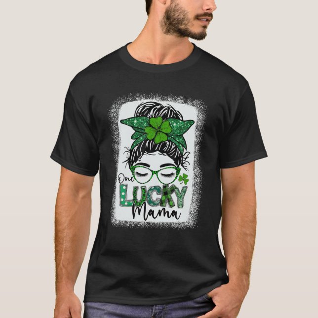 One Lucky Mama Messy Bun Bleached St Patricks Day T-Shirt (Vorderseite)