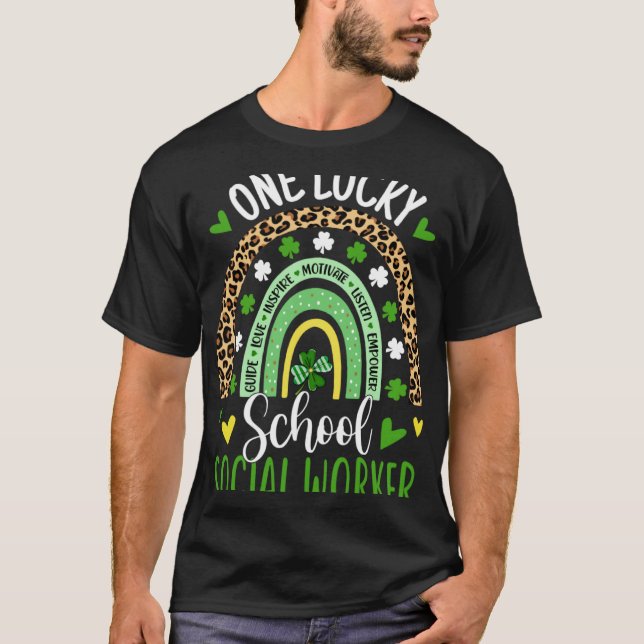 One Lucky School Social Worker Rainbow St Patricks T-Shirt (Vorderseite)