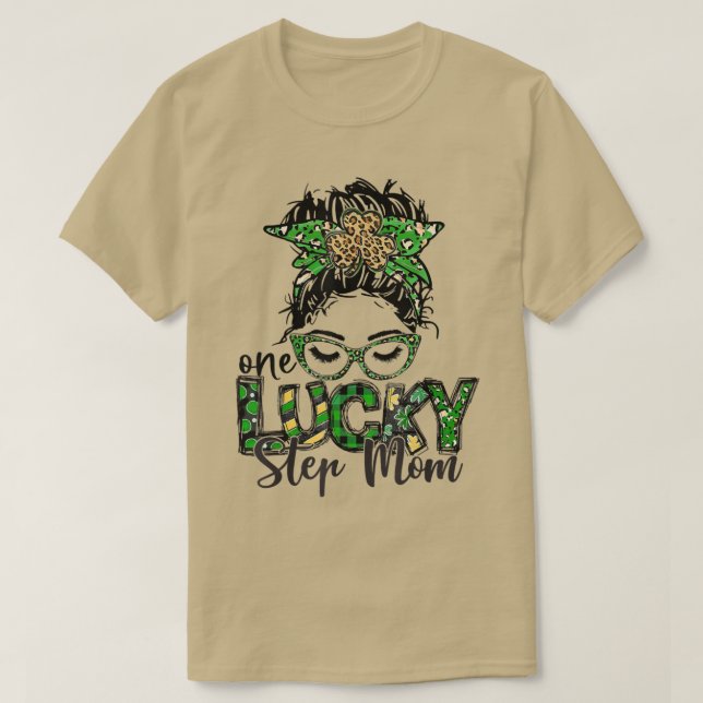 One Lucky Step Mom T-Shirt (Design vorne)