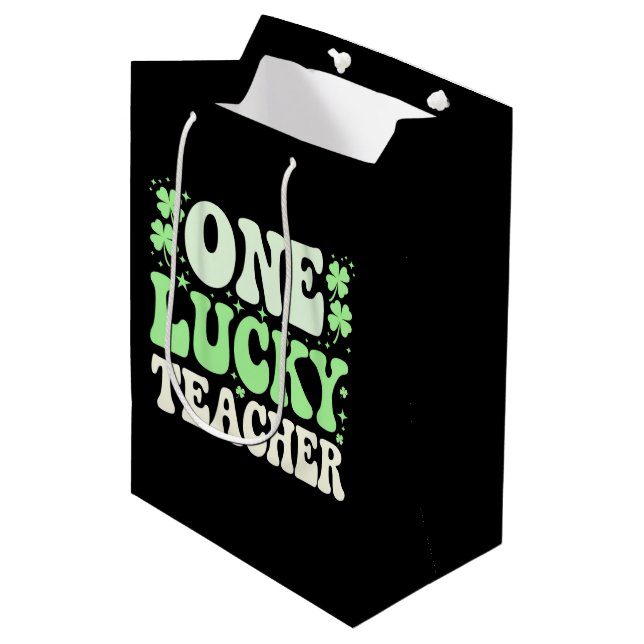 One Lucky Teacher Groovy Retro Teacher St Patricks Mittlere Geschenktüte (Vorderseite Schrägansicht)