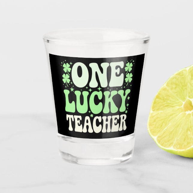 One Lucky Teacher Groovy Retro Teacher St Patricks Schnapsglas (Vorderseite)