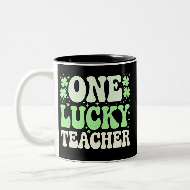 One Lucky Teacher Groovy Retro Teacher St Patricks Zweifarbige Tasse (Links)