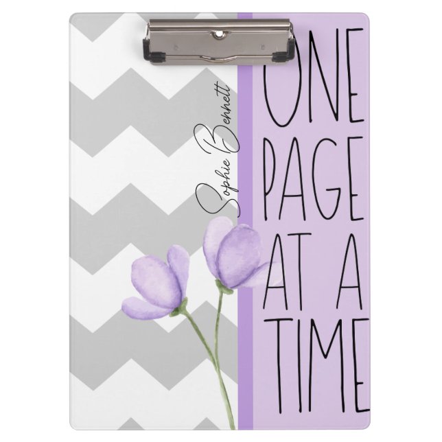 One Page at a Time – Motivational Lavender Floral Klemmbrett (Vorderseite)
