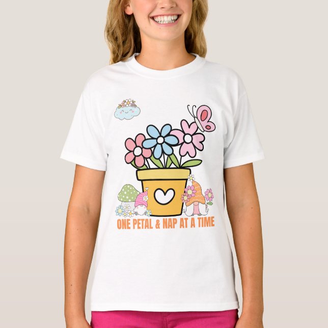One Petal and Nap at a Time Cute Gnomes & Flowers T-Shirt (Vorderseite)