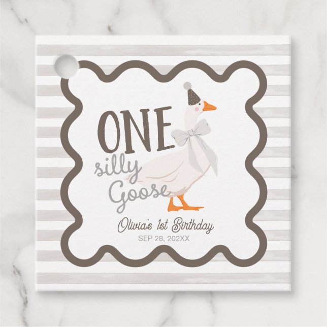 One Silly Goose Beige Bow 1st Birthday Geschenkanhänger (Vorderseite)