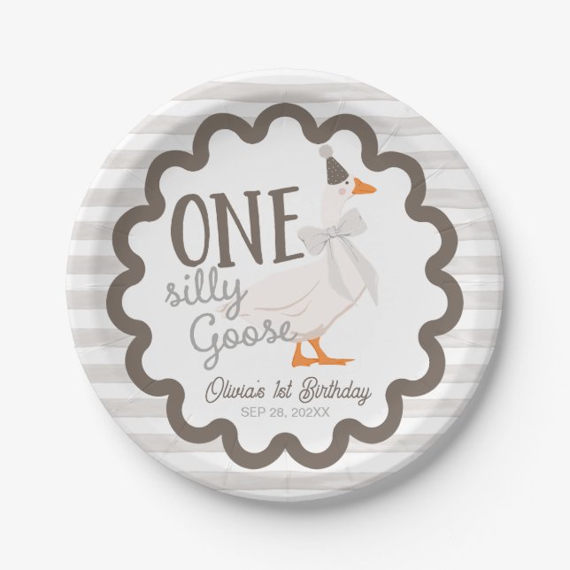 One Silly Goose Beige Bow 1st Birthday Pappteller (Vorderseite)