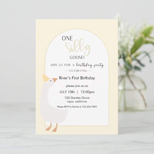 One Silly Goose First Birthday Invitation Einladung (Stehend Vorderseite)