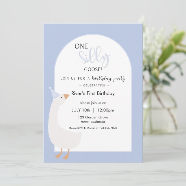One Silly Goose First Birthday Invitation Einladung (Stehend Vorderseite)