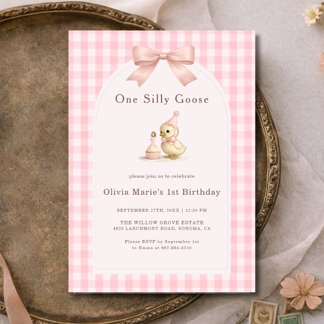 One Silly Goose Gingham Pink Bow Girl 1st Birthday Einladung (Von Creator hochgeladen)