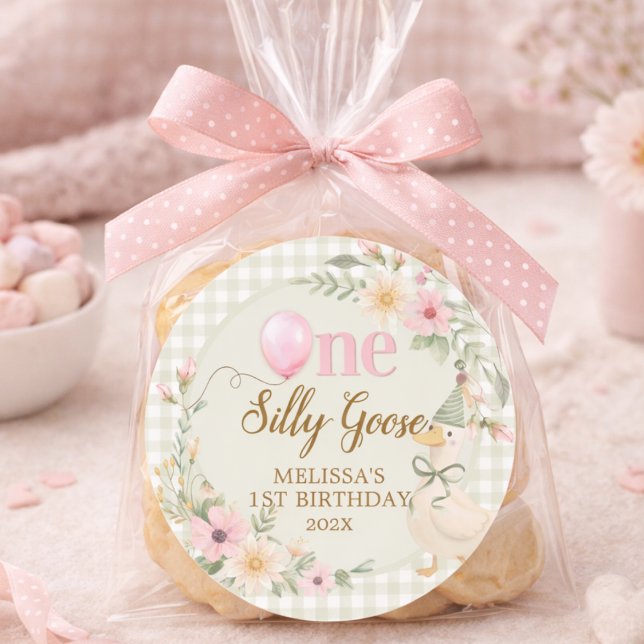 One Silly Goose Gingham Pink Flora Birthday Party  Runder Aufkleber (Von Creator hochgeladen)