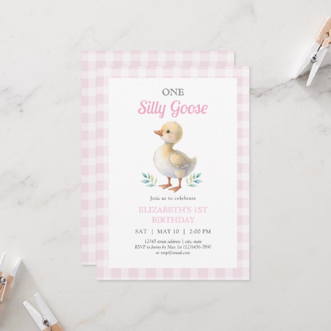 One Silly Goose Pink Gingham Girl First Birthday Einladung (Vorderseite/Rückseite Beispiel)