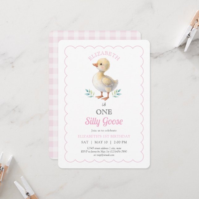 One Silly Goose Pink Whimsical Girl First Birthday Einladung (Vorderseite/Rückseite Beispiel)