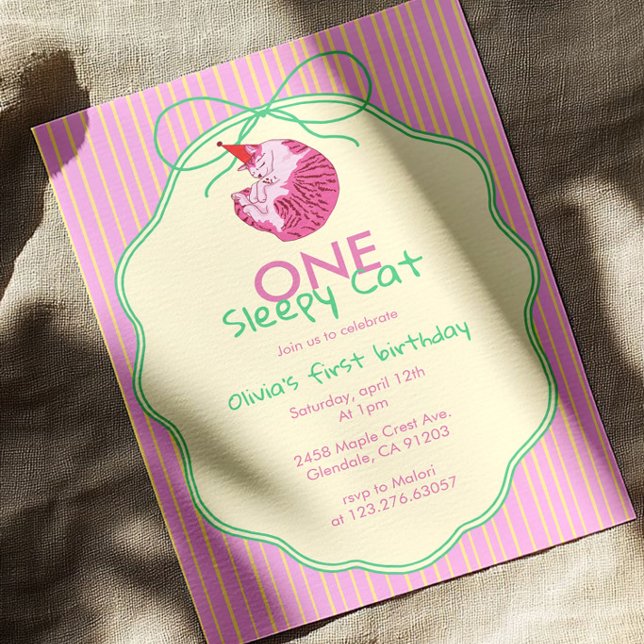 One Sleepy Cat 1st Birthday – Yellow Stripes Einladung (Von Creator hochgeladen)
