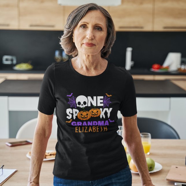 One Spooky Grandma, Fun Halloween Family T-Shirt (Von Creator hochgeladen)