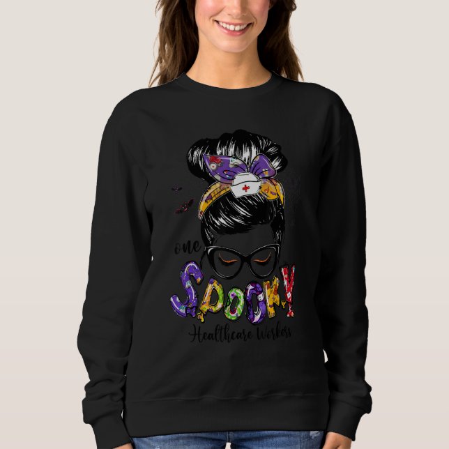 One Spooky Healthcare Worker Messy Bun Women Sweatshirt (Vorderseite)