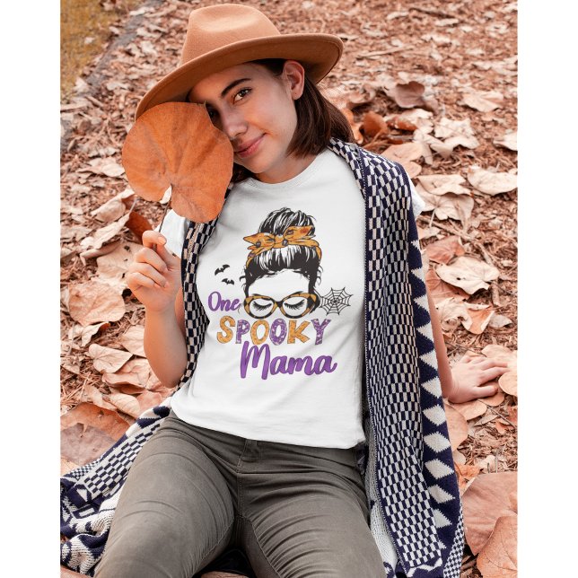 One Spooky Mama Funny Halloween Mom T-Shirt (Von Creator hochgeladen)