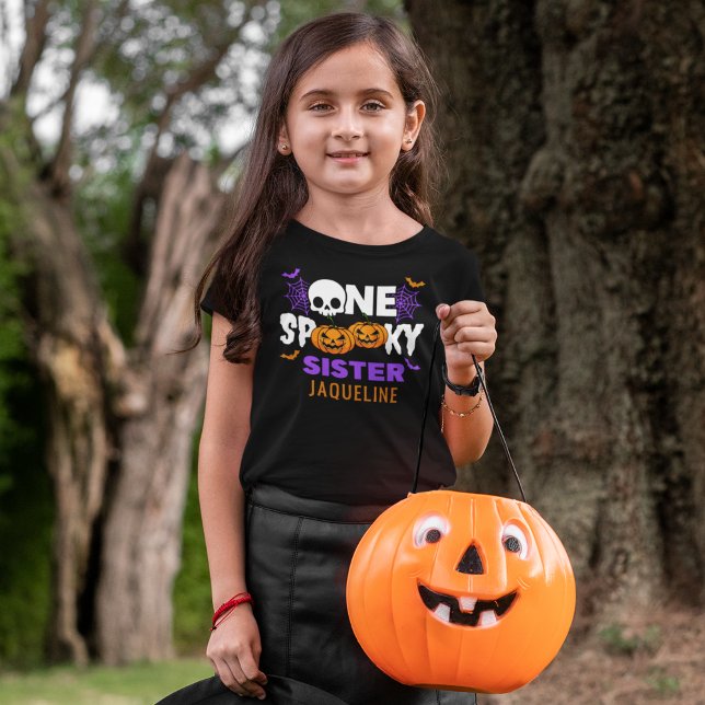 One Spooky Sister, Fun Halloween Family T-Shirt (Von Creator hochgeladen)