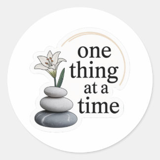 One Thing at a Time – Minimal Zen Mindfulness Stic Runder Aufkleber